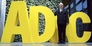 ADAC-Präsident August Markl posiert vor riesigen, gelben Buchstaben.