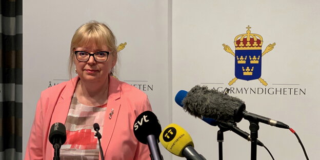 Oberstaatsanwältin Eva-Marie Persson sitzt vor Mikrofonen