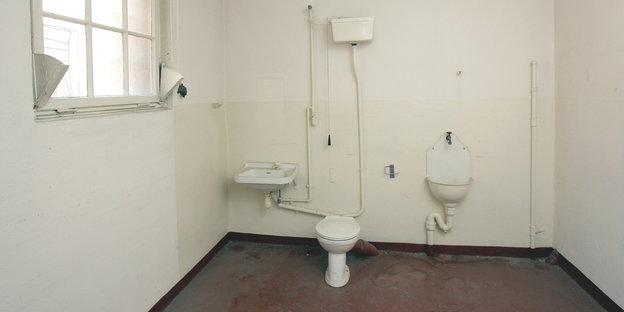 Toilette und Waschbecken in einer Gefängniszelle