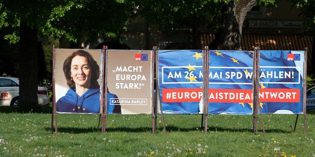 Katarina Barley auf einem Wahlplakat. Sie trägt einen Kapuzenpollover mit der Europaflagge
