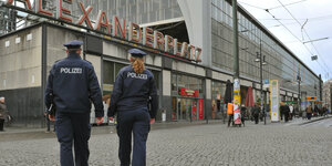 Zwei Polizeistreifen gegen in Richtung des Bahnhofs Alexanderplatz