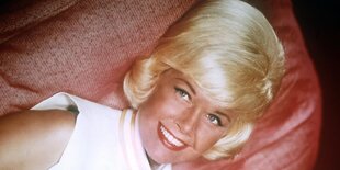 Doris Day liegt auf einem Sofa