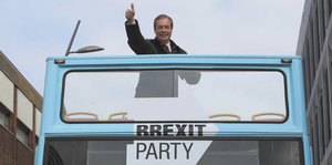 Nigel Farage steht auf einem Bus mit offenem Verdeck