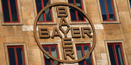 Ein Firmenlogo des Konzerns Bayer an einer Hausfassade
