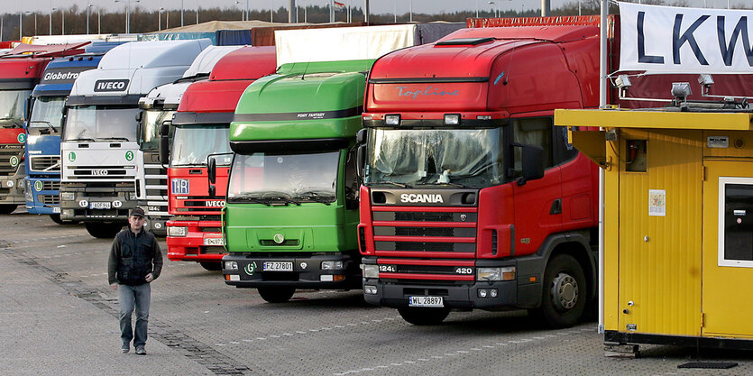 Auf einem Rastplatz parken viele Lkw nebeneinander