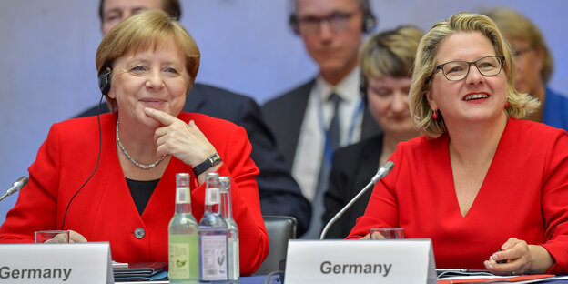 Bundeskanzlerin Angela Merkel und Bundesumweltministerin Svenja Schulze