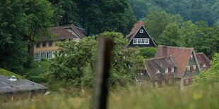 Das Gebäude der Odenwaldschule in Heppenheim, umgeben von Bäumen und Wiesen