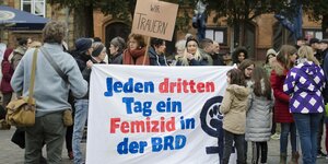 Mahnwache mit Transparent "Jeden dritten Tag ein Femizid in der BRD" in Flensburg