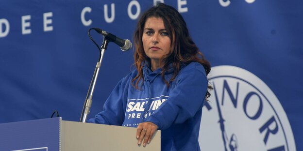 Susanna Ceccardi steht an einem Rednerpult Susanna Ceccardi steht an einem Rednerpult