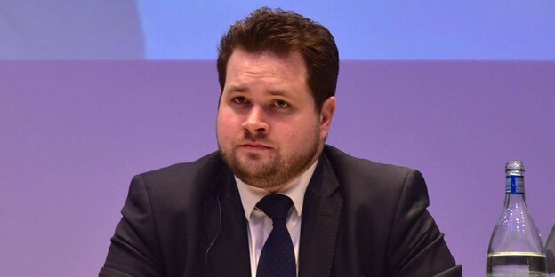 Anders Vistisen sitzt an einem Tisch Anders Vistisen sitzt an einem Tisch
