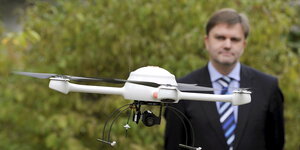 Uwe Schünemann, CDU Niedersachsen, beobachtet eine Mini-Drohne