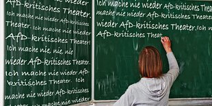 Jemand schreibt an eine Tafel: Ich mache nie wieder AfD-kritisches Theater.