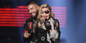 Madonna trägt bei einem Auftritt eine Augenklappe