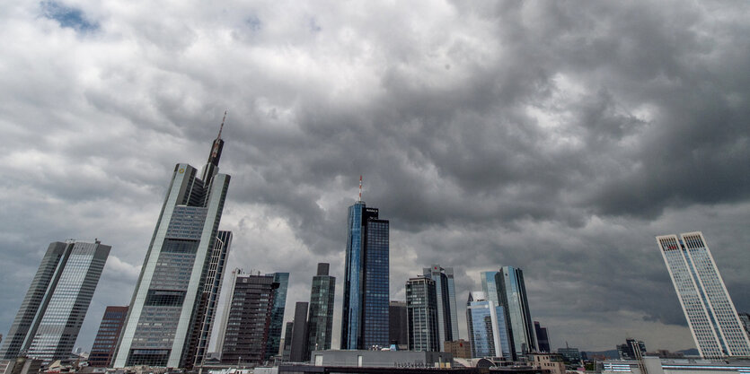 Regenwolken über Frankfurts Skyline