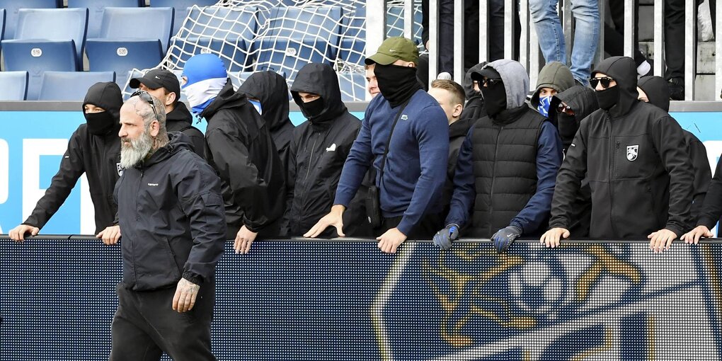 Fans der Grasshoppers Zürich demütigen ihre Profis am Spielfeldrand