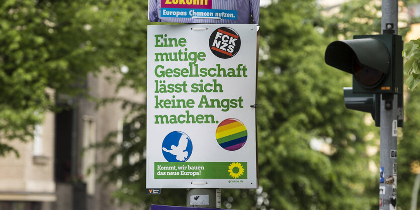 Wahlplakat der Grünen an einem Laternenpfahl