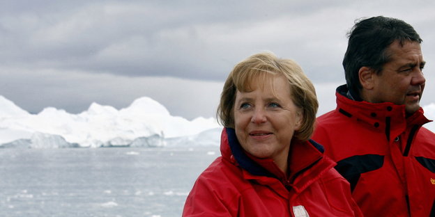 Angela Merkel und Sigmar Gabriel in roten Winterjacken in Grönland