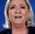 Marine Le Pen, eine Frau mit blonden schulterlangen Haaren