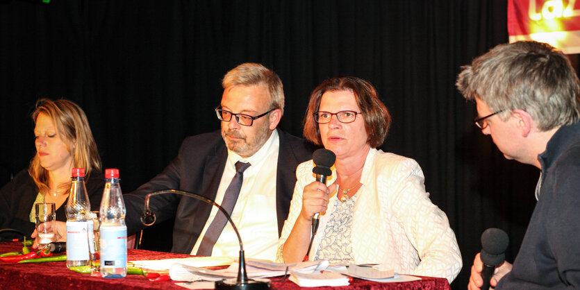 Maike Schaefer, Björn Tschöpe und Kristina Vogt sitzen auf der taz-Bühne im Lagerhaus