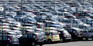 Fiat-Neuwagen warten in Rom auf ihre Verschiffung