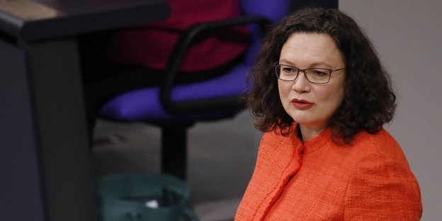 Andrea Nahles steht am Rednerpult im Bundestag