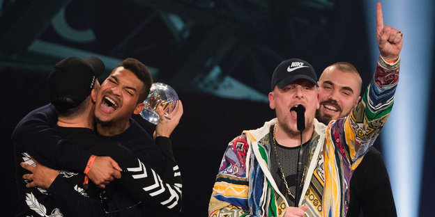 Bonez MC & Raf Camora freuen sich bei der Verleihung der 1Live Krone über ihren Preis in der Kategorie "Bester Hip-Hop-Act" Bonez MC & Raf Camora freuen sich bei der Verleihung der 1Live Krone über ihren Preis in der Kategorie "Bester Hip-Hop-Act"
