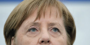 Eine Detailaufnahme von Angela Merkels oberer Kopfpartie