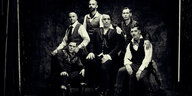 Sechs Männer in Vintage-Westen. Es sind die Mitglieder der Band Rammstein