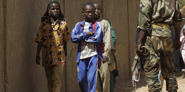 Soldat neben Kindern in Niger