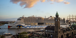 Kreuzfahrtschiff hinter dem Landungsbrückengebäude