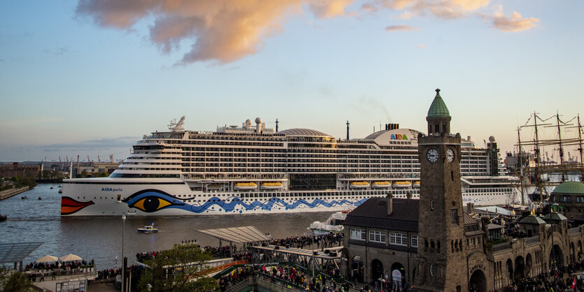 Kreuzfahrtschiff hinter dem Landungsbrückengebäude