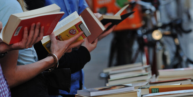 Blättern in Büchern