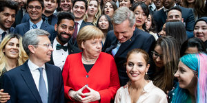 Bundeskanzlerin Merkel in einer Gruppe junger Menschen