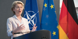 Ursula von der Leyen spricht vor einer Nato-Flagge