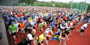 Das Feld der Marathonläufer setzt sich in Bewegung