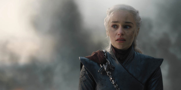 Die Schauspielerin Emilia Clarke steht in einer Game of Thrones Szene vor viel Rauch