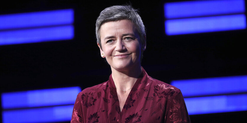 Margrethe Vestager vor einer Wand mit EU-Logo