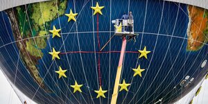 Die Sterne für die Europäische Union werden an einem Aussichts-Ballon angebracht
