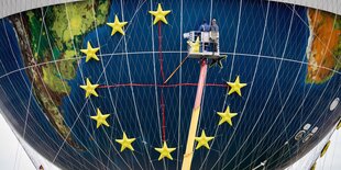 Die Sterne für die Europäische Union werden an einem Aussichts-Ballon angebracht