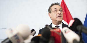 Heinz-Christian Strache spricht bei einer Pressekonferenz in mehrere Mikros