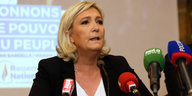 Die französische Rechtspopulistin Le Pen spricht in Mikros