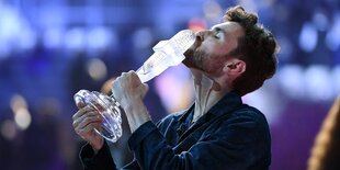 Duncan Laurence küsst seinen Pokal