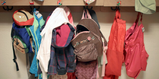 Kinderkleidung und Rucksäcke in der Kita