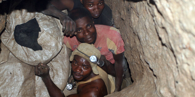 Kongolesische Bergleute im Schacht