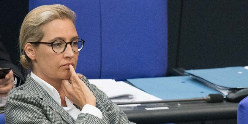 Alice Weidel legt einen Finger auf ihre Lippen