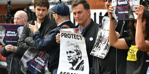 Unterstützer von Julian Assange demonstrieren vor der ecuadorianischen Botschaft in London