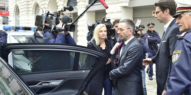 Innenminister Kickl flüchtet vor den Medien in sein Auto
