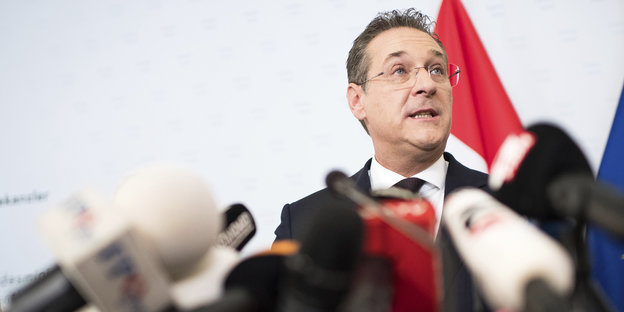 Heinz-Christian Strache und FPÖ-Parteifreunde bei einer Pressekonferenz in Wien