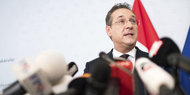 Heinz-Christian Strache und FPÖ-Parteifreunde bei einer Pressekonferenz in Wien