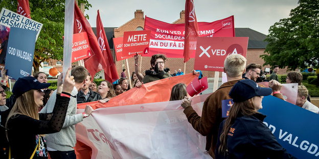 UnterstützerInnen in Dänemark schwenken rote und blaue Banner